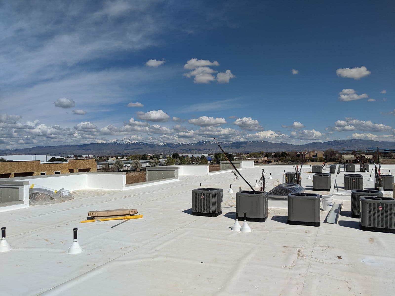 Multiple rooftop HVAC units on commercial building in Meridian Idaho with mountain backdrop